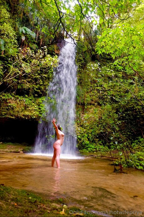 Uhotwifepriya star porn pics