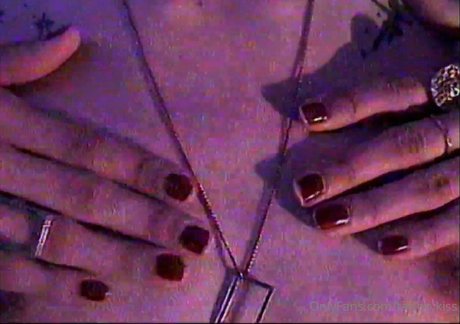 tattoo kiss free model picture