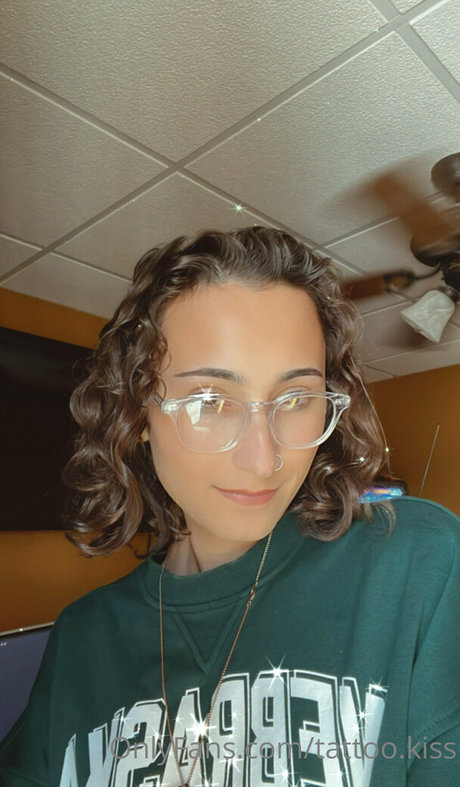 tattoo kiss nice model pictures