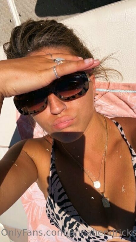 annahendrickss model naked image