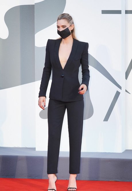 Vanessa Kirby star pretty pictures