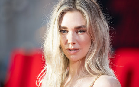 Vanessa Kirby art model picture