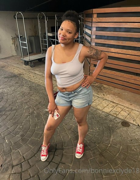 bonniexclyde18 star erotic image