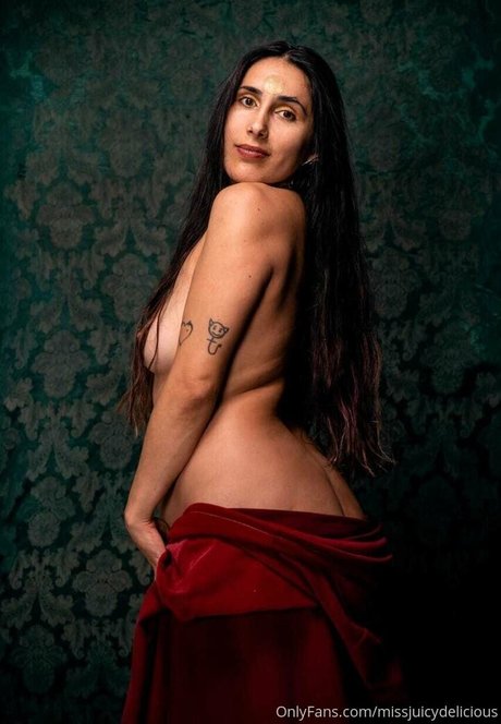 ladyjuicybrunette nice model pics