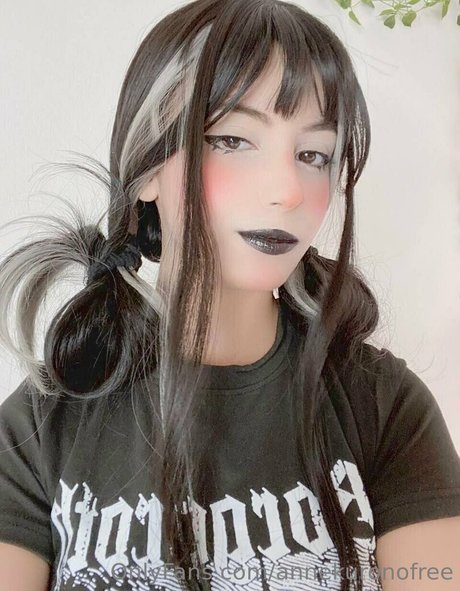 annekuronofree nudes star photos