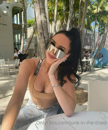 elleventures star nude image