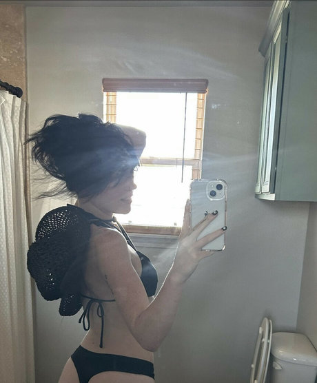 Astrouxx naked model photos