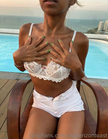 benzontoast model hot photo