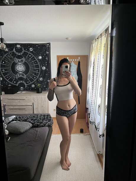 Nexinyx model nude pics