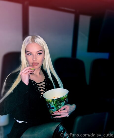 Daisy Cutie beautiful model photo