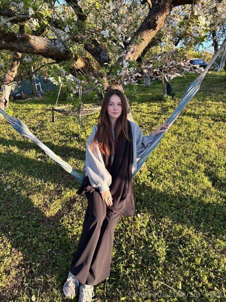 Sia Light erotic actress pics