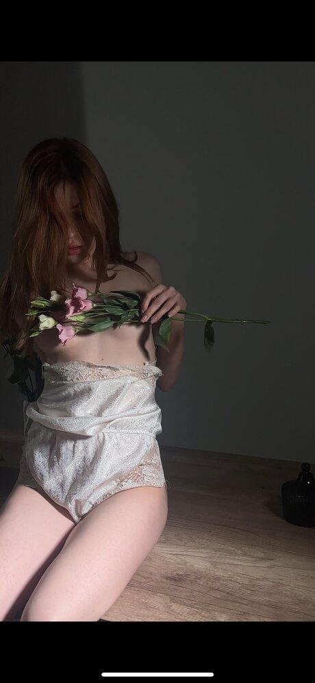 Monikaredfoxx exclusive model pic