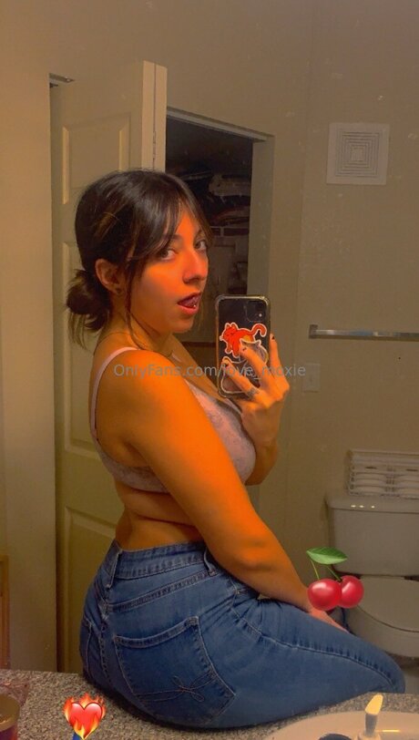 Love Moxie pornstar exclusive image