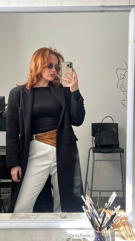 Usienna Fox naked pornstar img