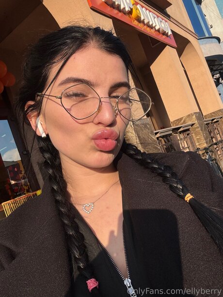 Ellyberry pornstar erotic pictures