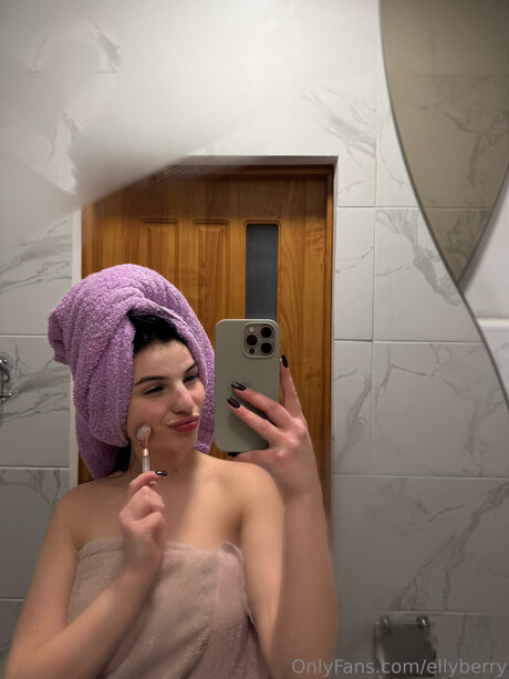 Ellyberry model exclusive photo