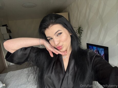 Ellyberry nude actress photo