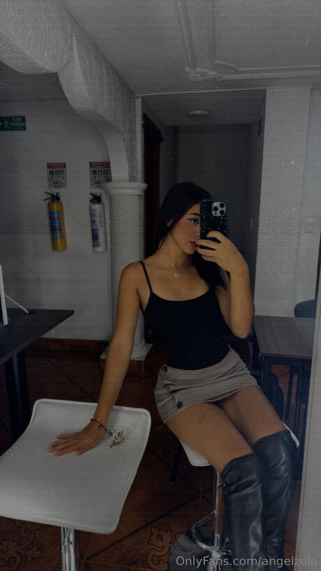 Angelzola hd actress photo