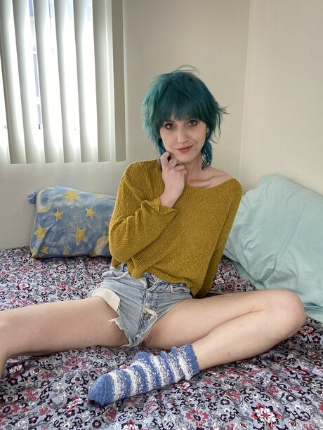 Thequeenastropublic model top image