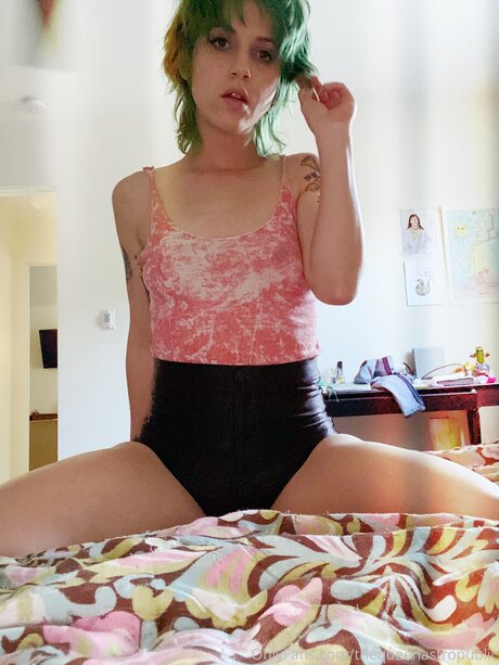 Thequeenastropublic model exclusive pictures