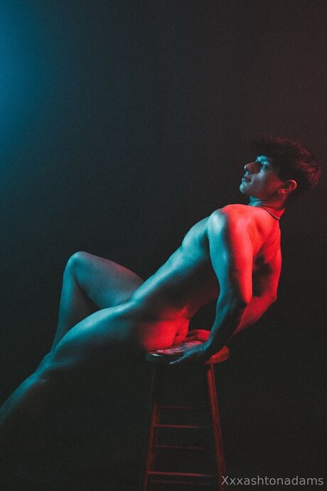 Ashtonadamsx erotic model img