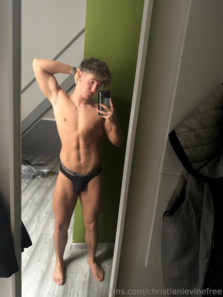 Christianlevine Straight star hd img