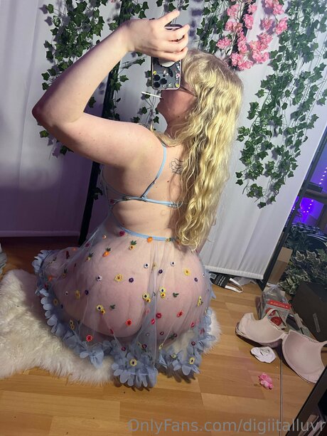 Urfavegirluwu pornstar exclusive image