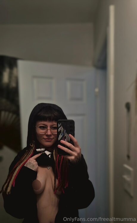 Freealtmumma model naked img