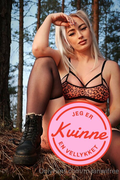 Maanwifree actress pictures