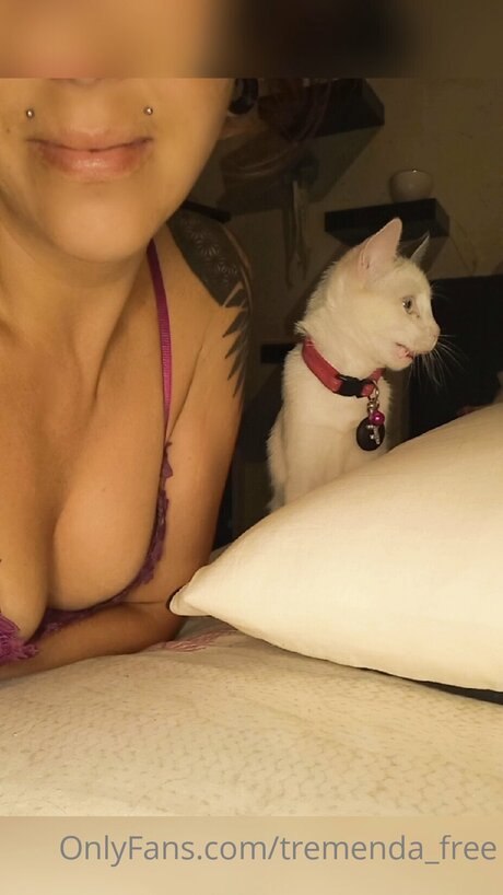 Tremenda Free erotic model img