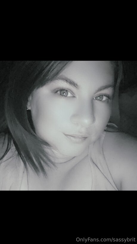 Sassybrit pornstar top photo