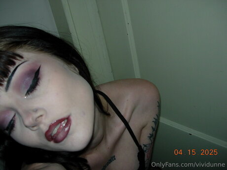 Vividunne naked pornstar picture