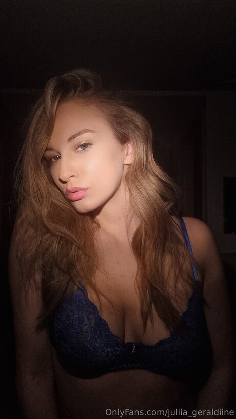 Juliia Geraldiine sexy star gallery