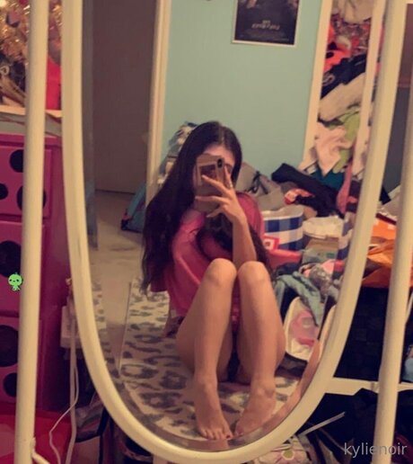 Kylienoir naked actress gallery