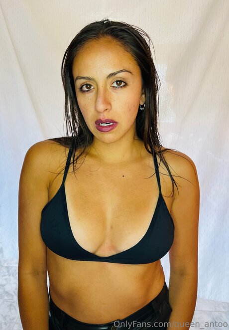 Queen Antoo sexy star photos
