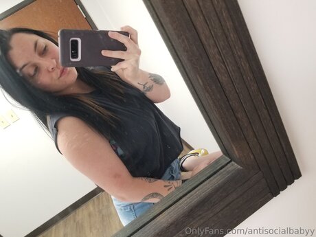 Antisocialbabyy naked model pic