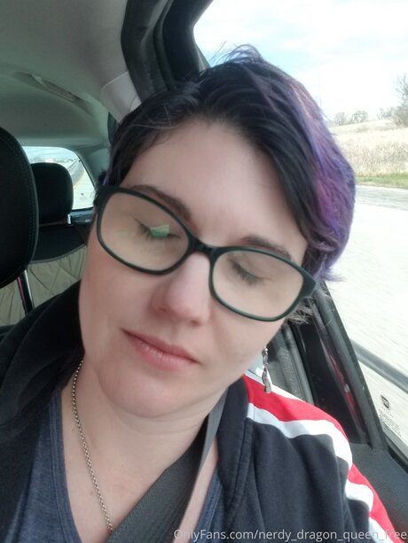 Nerdy Dragon Queen Free model nudes pics