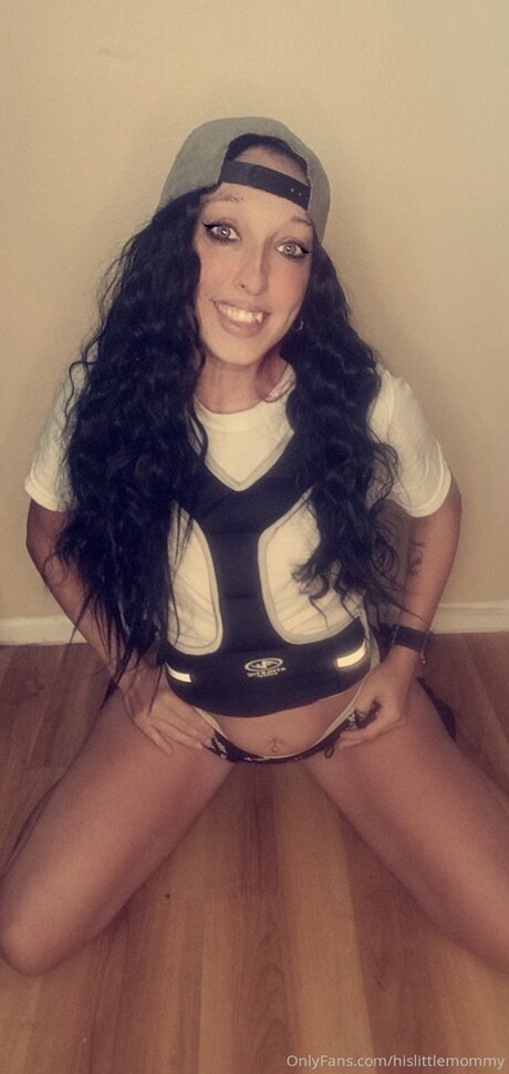 Hislittlemommy erotic model image