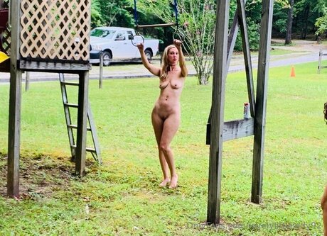 Lovelylittlelady92 exclusive star picture