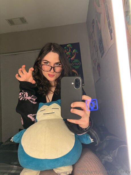 Arikaritv model top pic