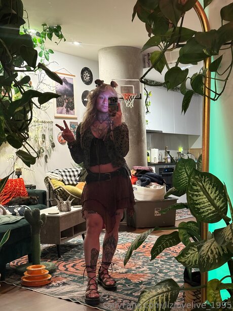 Lizlovelive 1995 nude actress pics