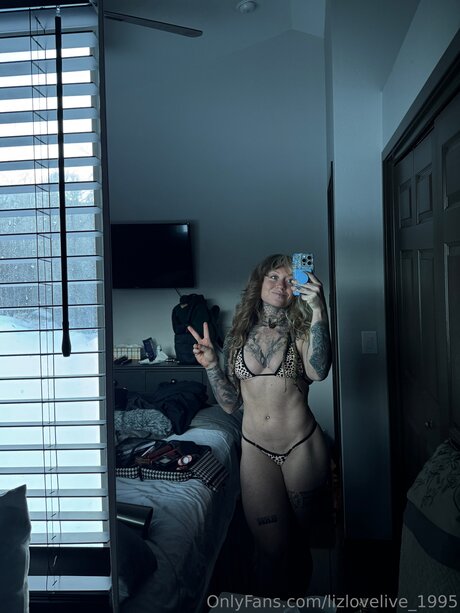 Lizlovelive 1995 naked model pictures