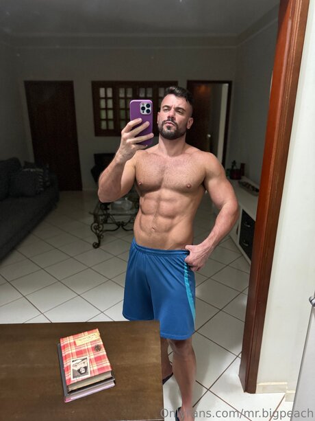 Mr Bigpeach sexy star picture