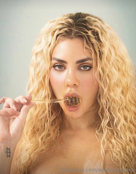 Adictivalumina model photo