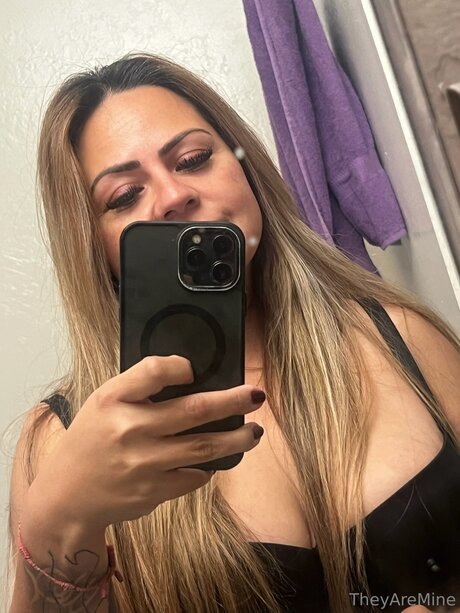 U217598164 art model galleries