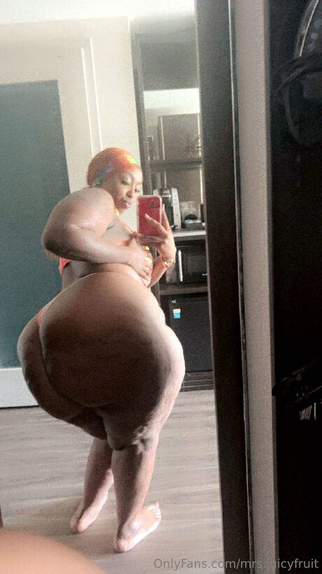Mrs Juicyfruit exclusive model pics
