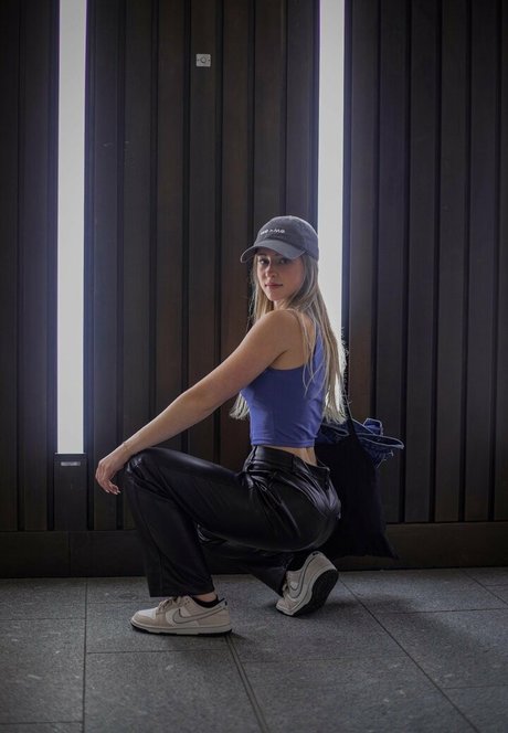 Mira Szalma star art picture