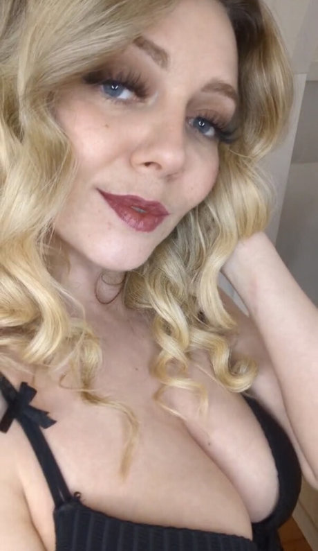 Aurora Indica model hd photos