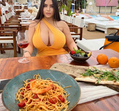 Noure Sahli model beautiful galleries