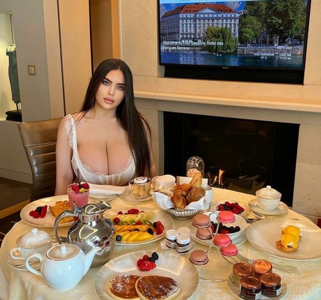 Noure Sahli nude model image